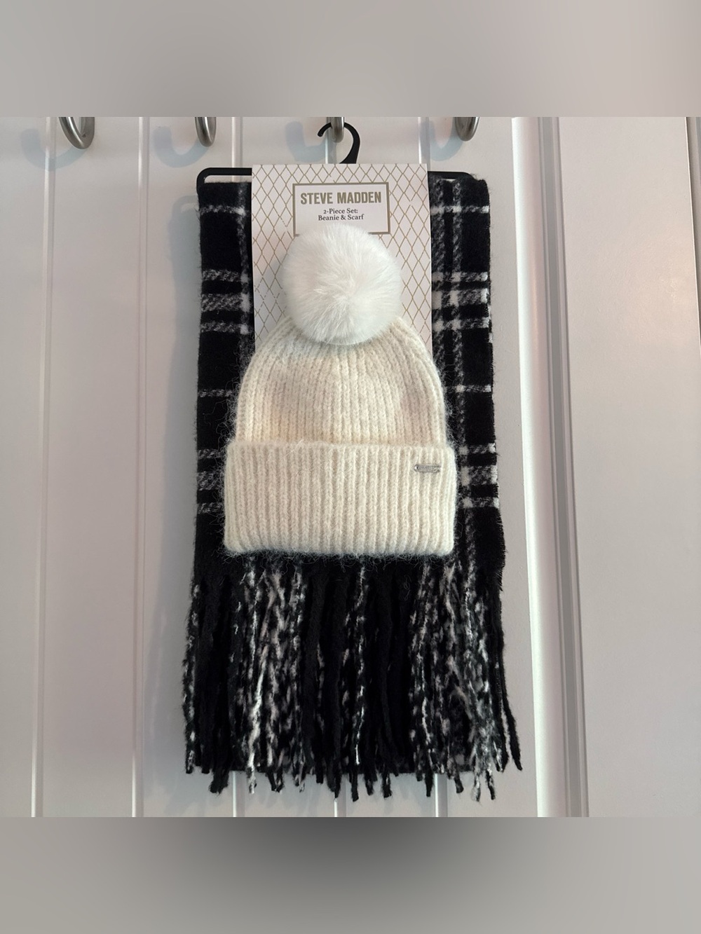 NWT Steve Madden Women’s 2 Piece Set with Beanie and Scarf
